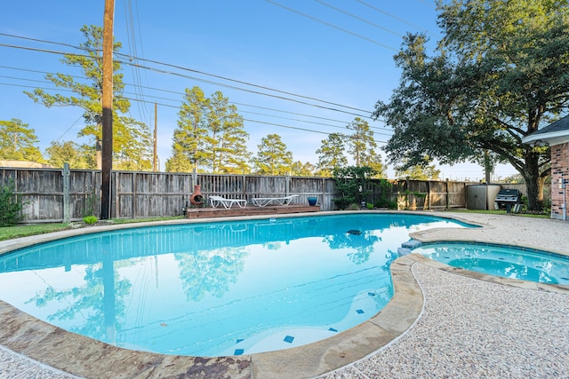 view of pool featuring an in ground hot tub