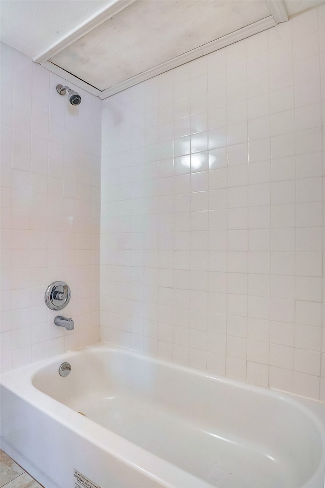 bathroom with tiled shower / bath