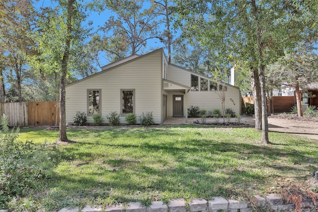 view of front facade featuring a front lawn