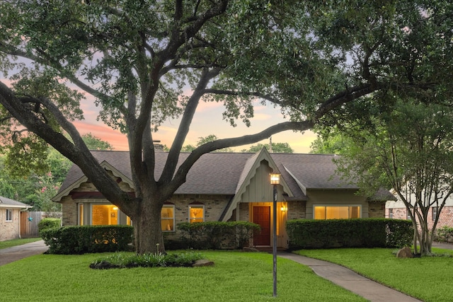 view of front of property featuring a lawn