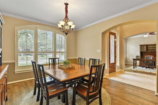 dining room featuring crown molding, light hardwood / wood-style flooring, and a chandelier