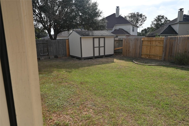 view of yard featuring a storage shed