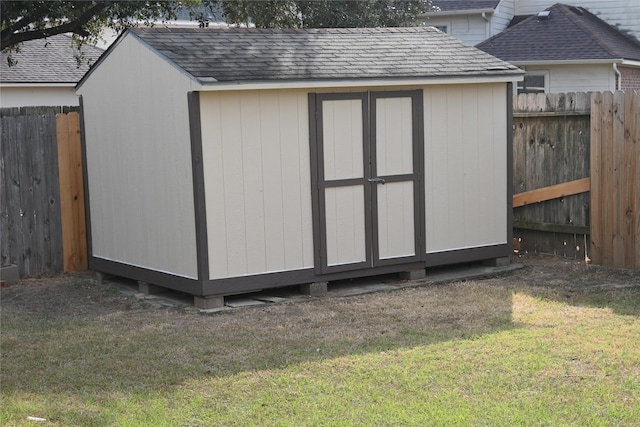 view of outdoor structure featuring a yard