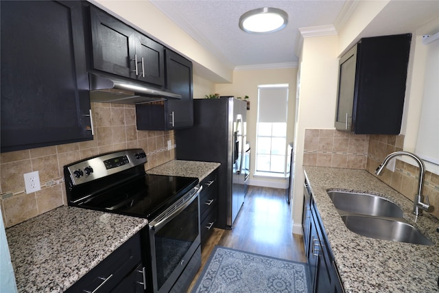 kitchen featuring sink, backsplash, stainless steel appliances, ornamental molding, and light hardwood / wood-style flooring