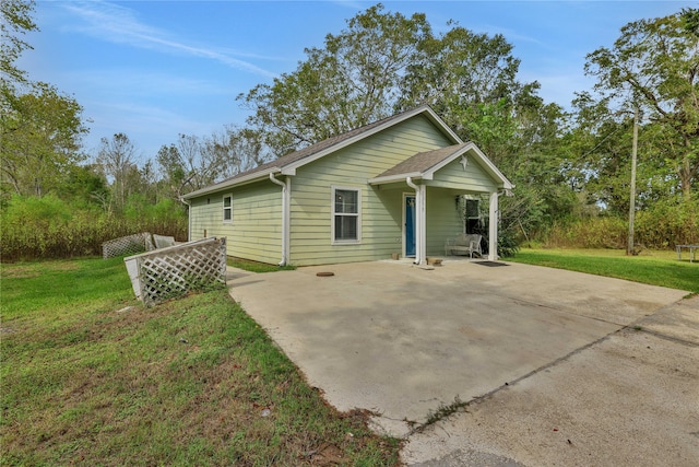 view of front of property with a patio and a front yard