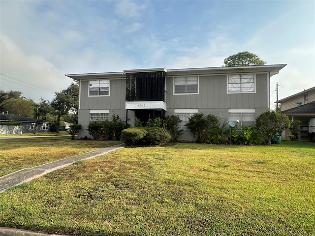 view of front facade featuring a front yard