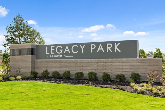 community / neighborhood sign featuring a yard