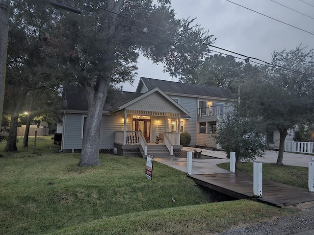 view of front facade with a front yard