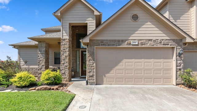 view of front facade featuring a garage