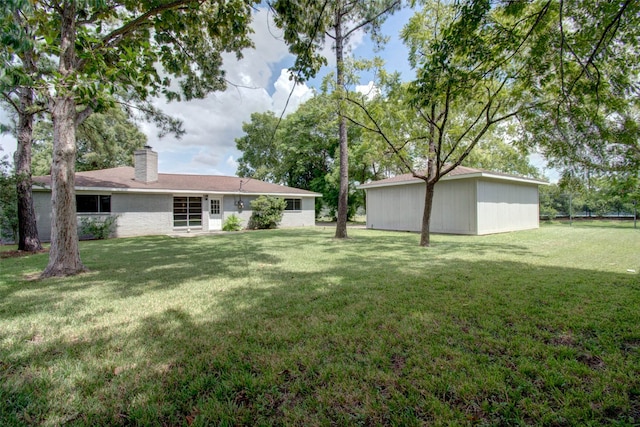 view of yard featuring an outbuilding