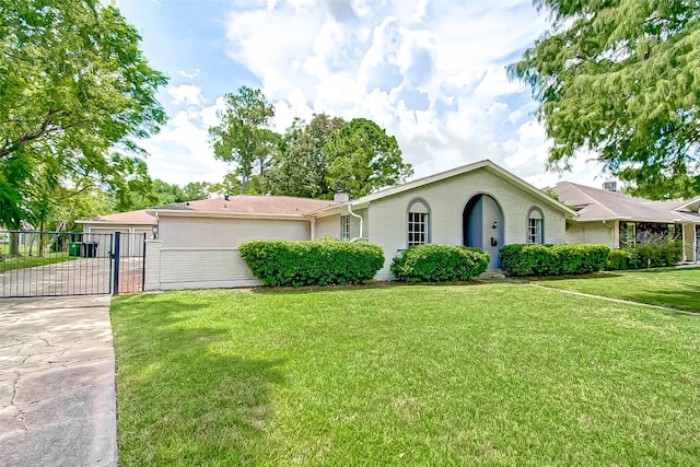 ranch-style house featuring a front yard