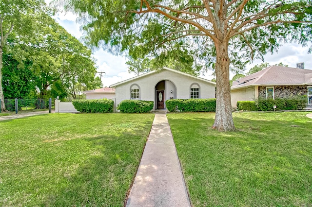 ranch-style home featuring a front lawn