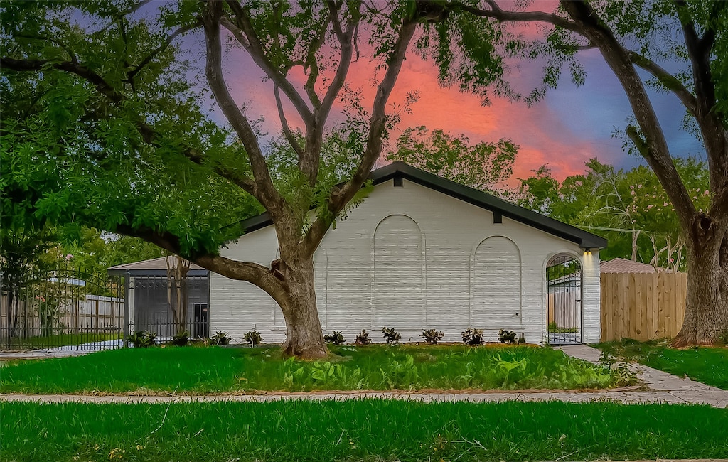 view of front facade featuring a lawn