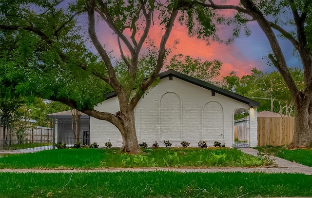 view of front facade featuring a lawn