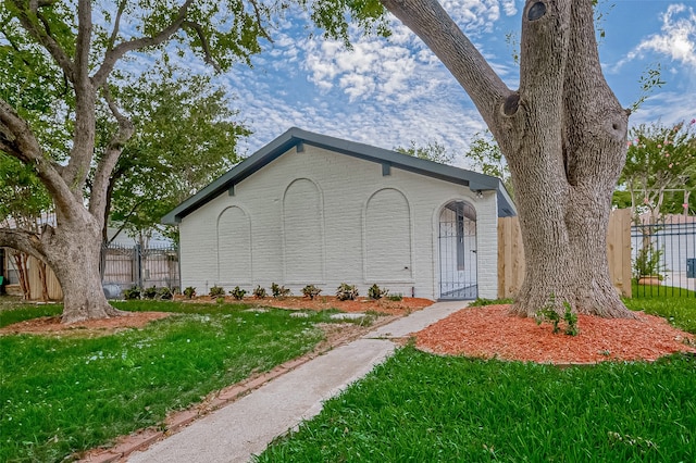 view of front of house with a front lawn