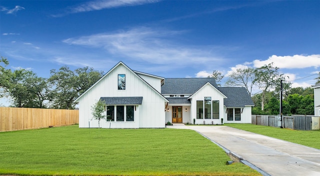 view of front of home featuring a front lawn