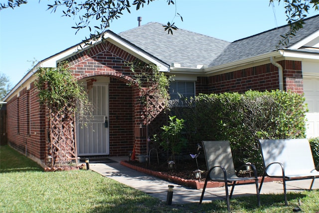 view of front of property with a front lawn