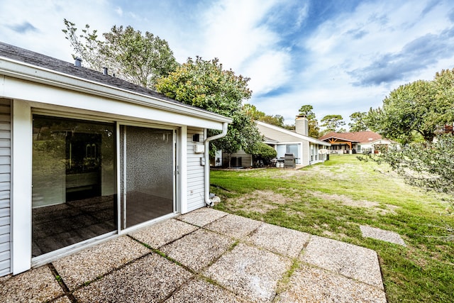 view of yard featuring a patio