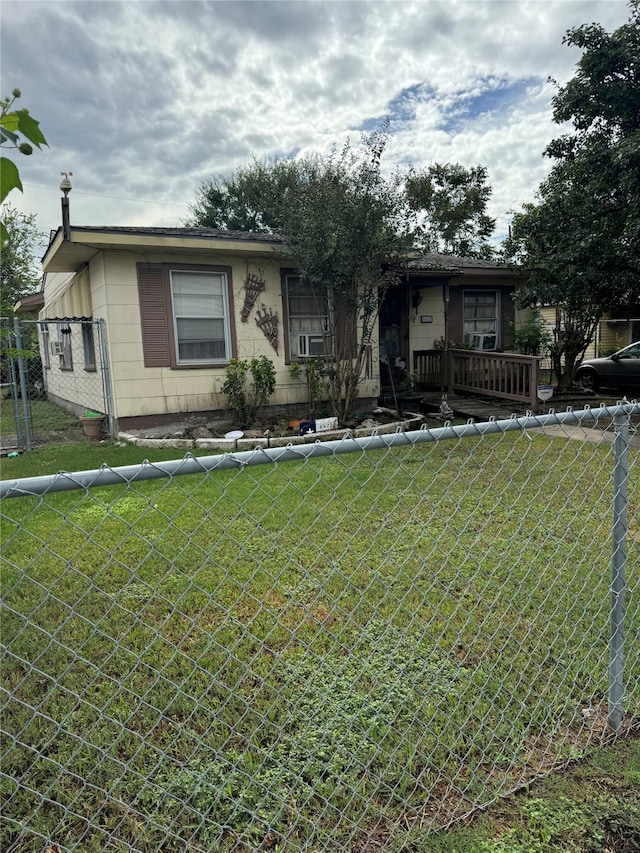 view of front of property with a front lawn