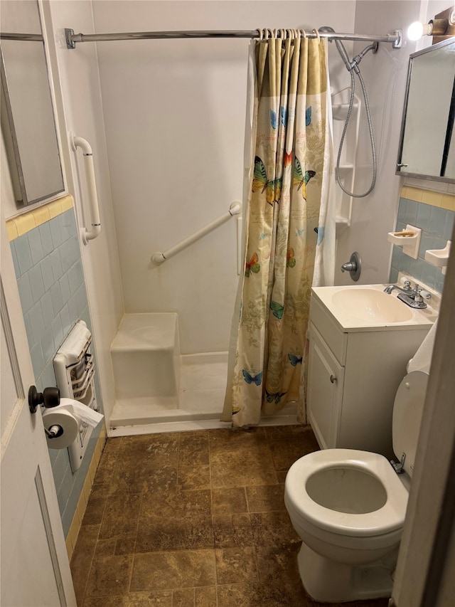 bathroom featuring a shower with shower curtain, backsplash, vanity, toilet, and tile walls