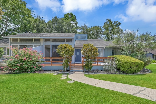 view of front of home with a front lawn