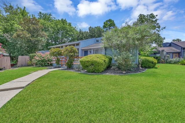 view of front of house featuring a front yard