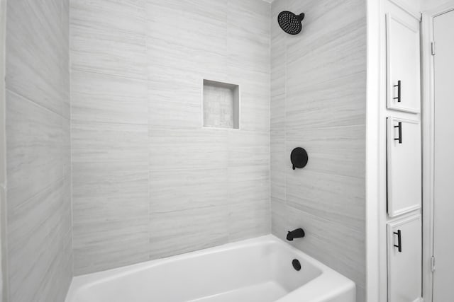 bathroom featuring tiled shower / bath