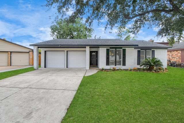 ranch-style house featuring a front lawn