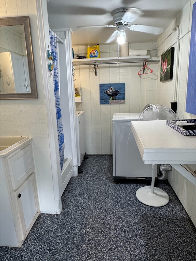 laundry area featuring ceiling fan and independent washer and dryer