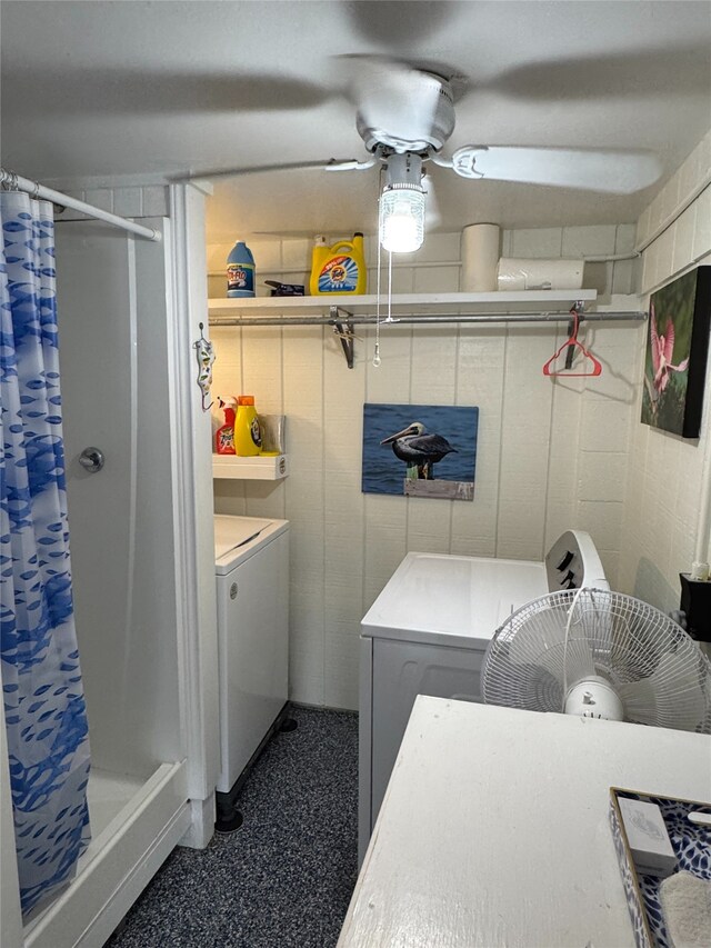 washroom with ceiling fan and washer and dryer