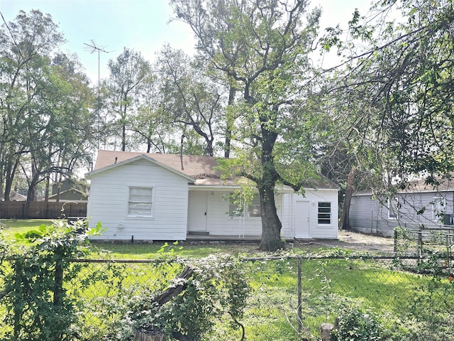 back of house featuring a lawn