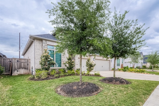 view of front of home featuring a front yard