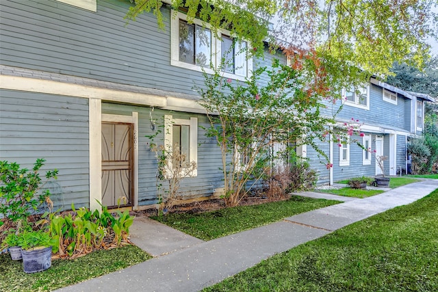 view of front of house with a front yard