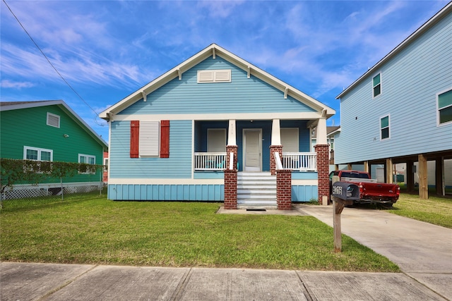 view of front of property featuring a front yard and a porch