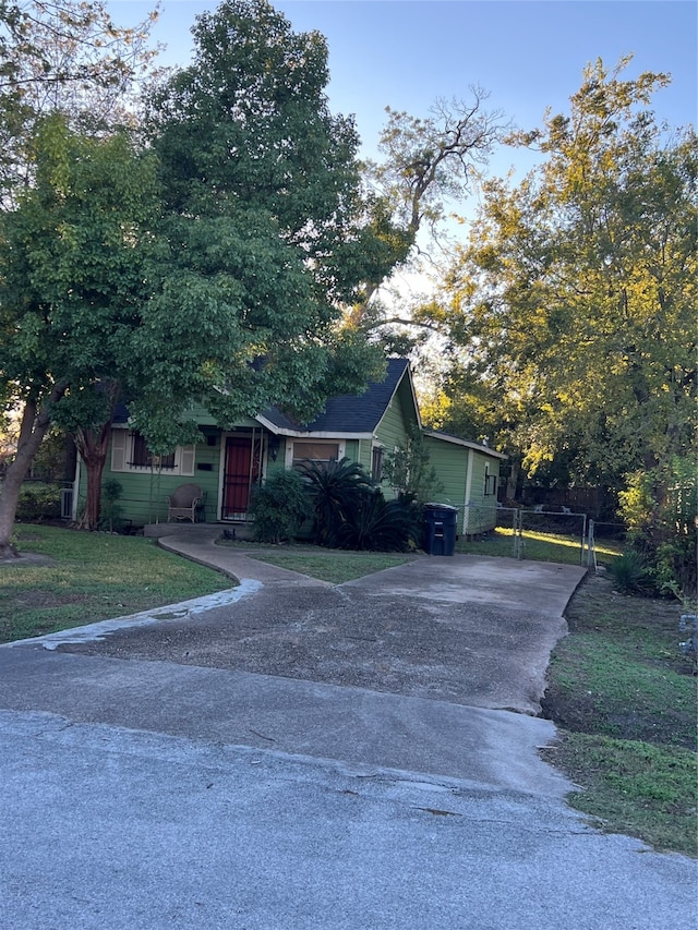 view of front of home featuring a front lawn