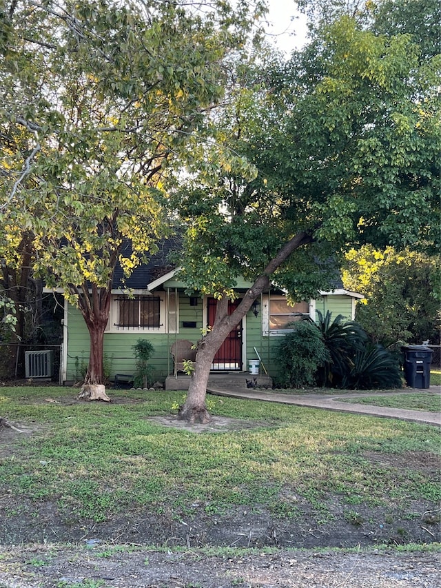 view of front of property featuring a front lawn