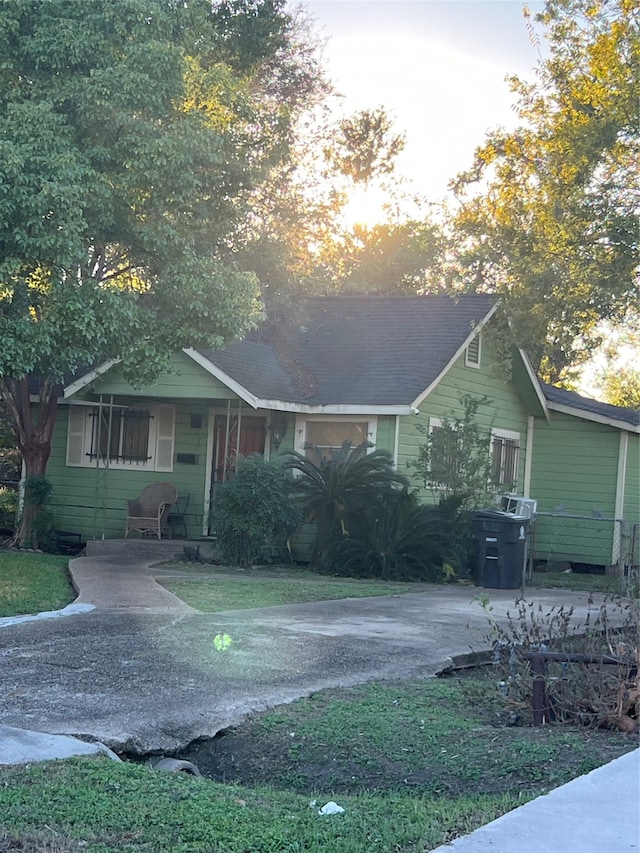 view of front facade with a front yard