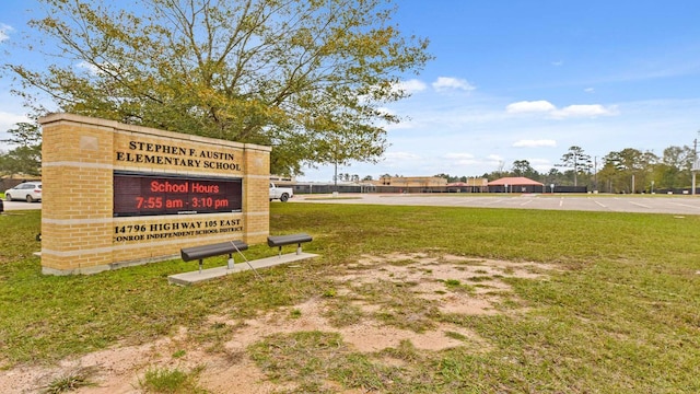 view of home's community featuring a yard