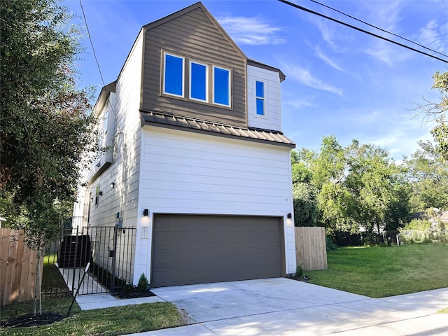 view of front facade featuring a garage and a front yard