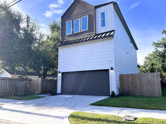 view of front of home featuring a garage and a front yard