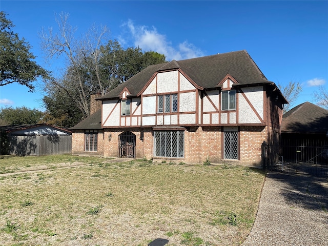 view of front facade featuring a front lawn