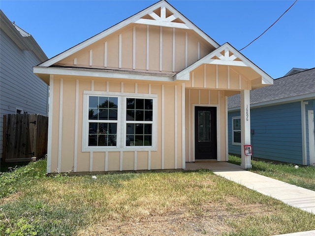 view of front of house with a front lawn