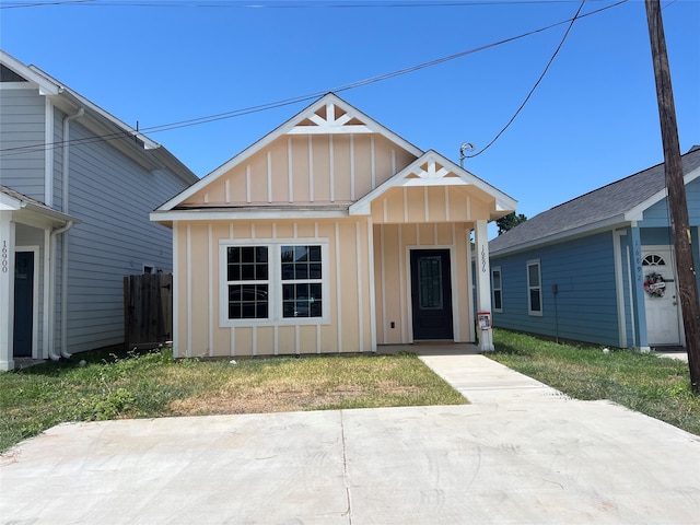 view of front of property featuring a patio and a front yard