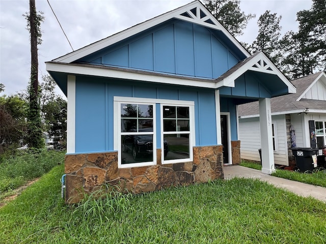 view of front of house featuring a front yard