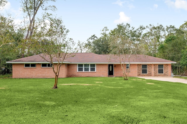 ranch-style house featuring a front lawn