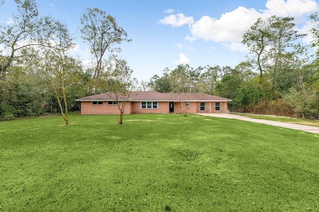 ranch-style home featuring a front lawn