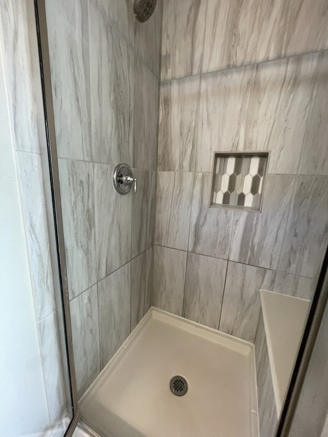 bathroom featuring a tile shower