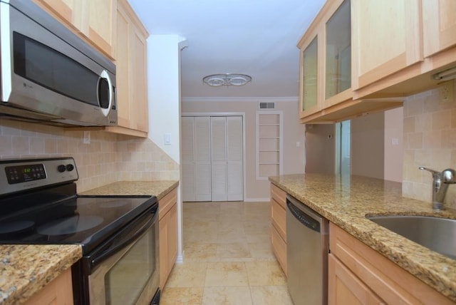 kitchen with sink, appliances with stainless steel finishes, ornamental molding, light brown cabinetry, and decorative backsplash