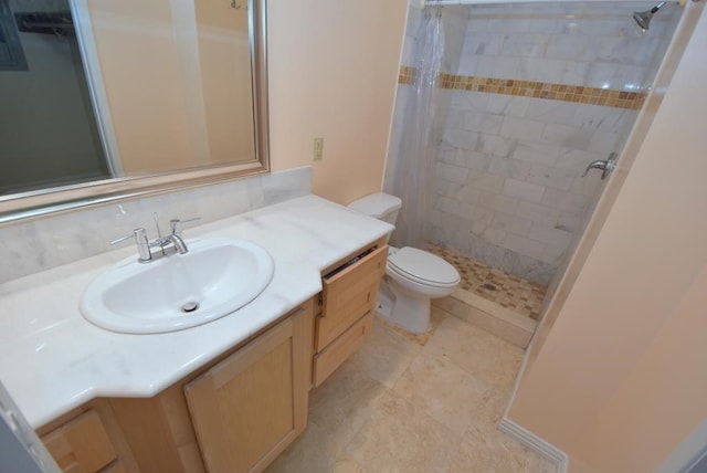 bathroom featuring a shower with shower curtain, vanity, and toilet