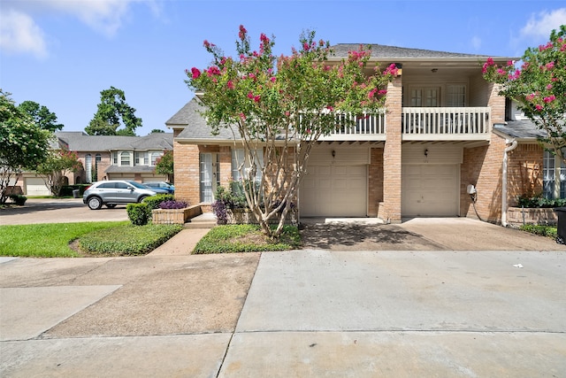 view of front facade featuring a garage